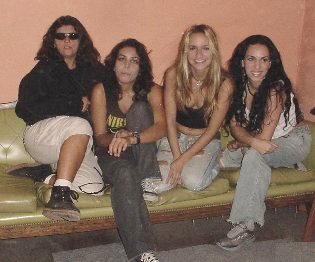 As garotas mostram toda sua beleza e mandam o recado final