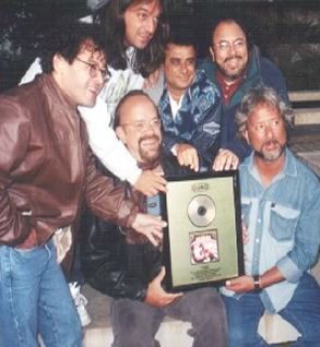 O grupo recebendo oDisco de ouro em  janeiro 1999 em Portugal.
