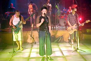A banda se apresentando no Acústico MTV