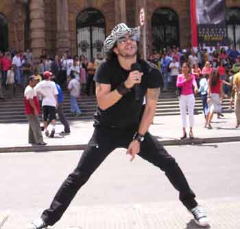 Paulo em frente ao teatro Municipal na Praa Ramos de Azevedo centro de So Paulo gravando um clip com o grupo